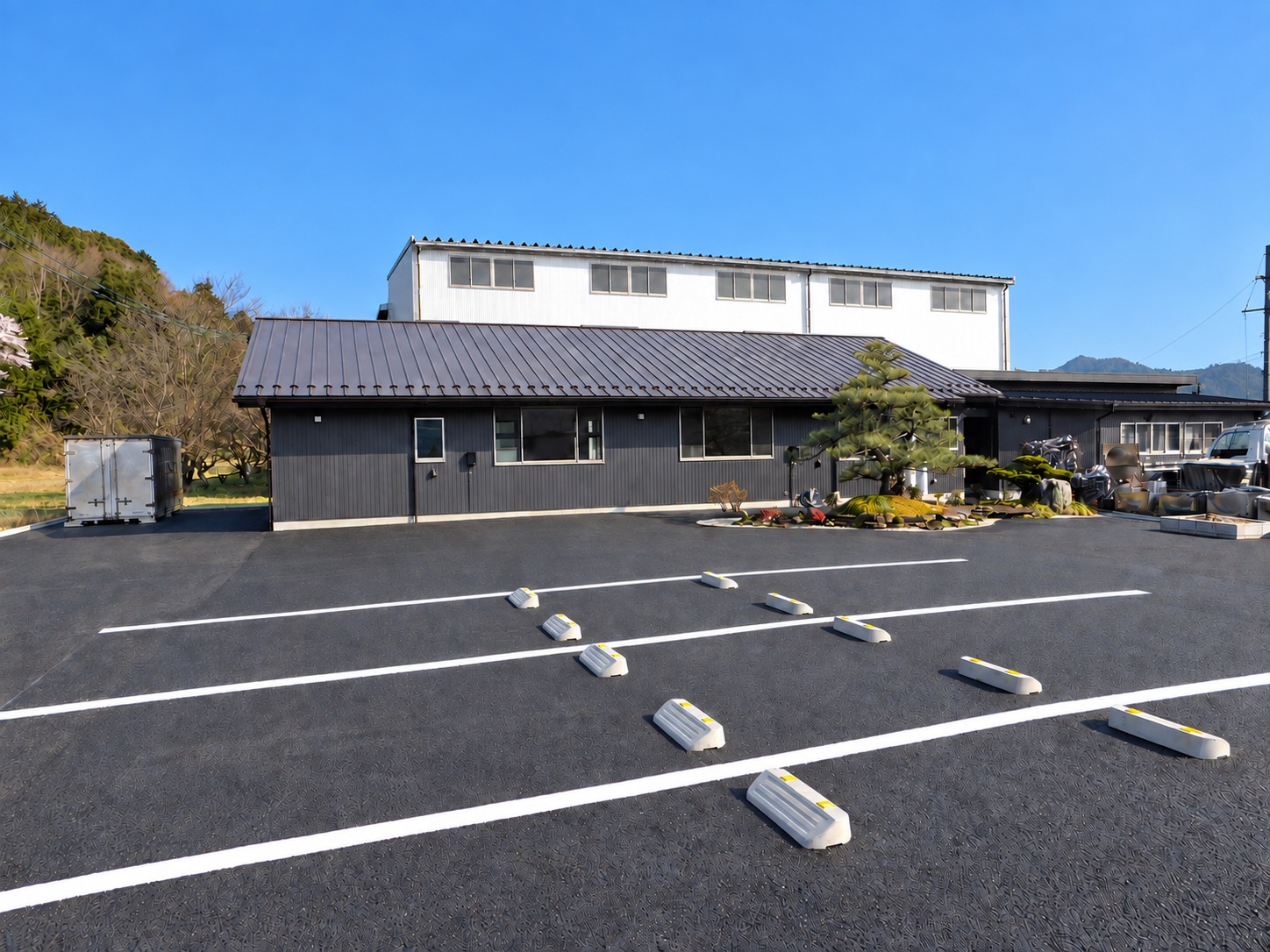 駐車場と南側からの全景