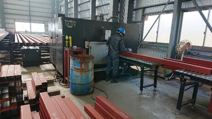 NC切断、穴あけ作業